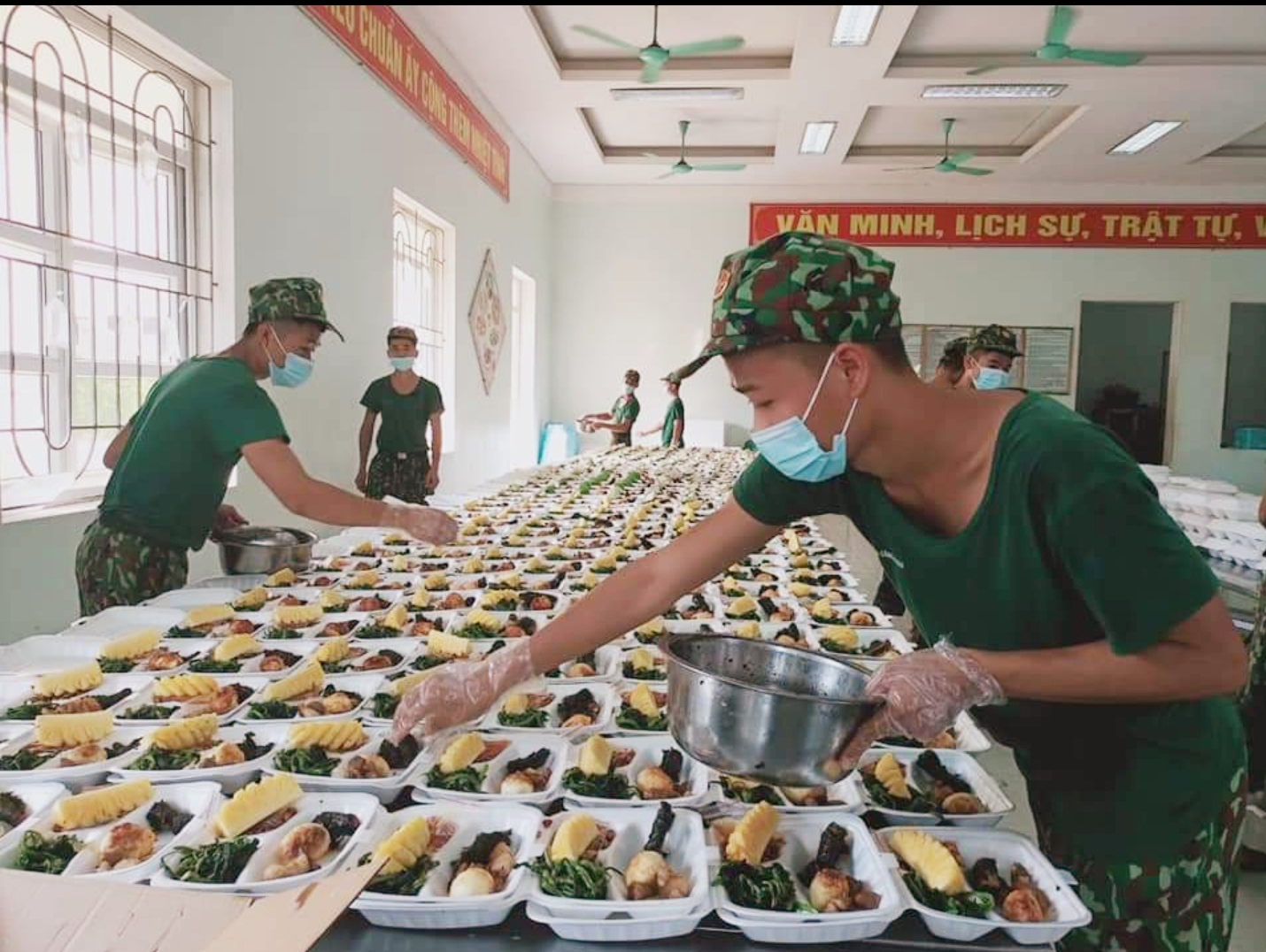 “Cơm ngon, canh ngọt” phục vụ người cách ly